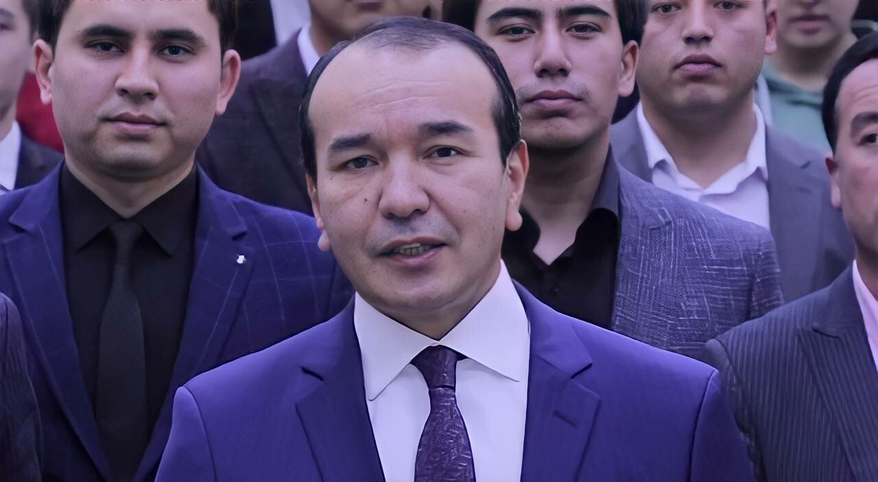 Маданият вазирлиги ходимлари 10 декабрь муносабати билан мадҳия куйлади — видео